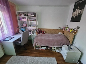 Mobila alba pentru camera unui scolar constiincios