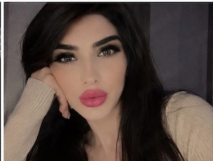 Bună Numele meu este Ioana o fată Trans de 23 de ani