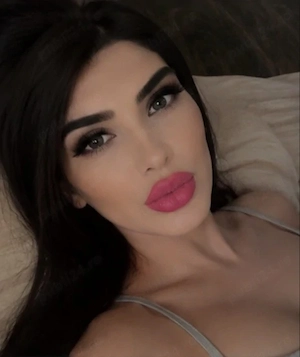 Bună Numele meu este Ioana o fată Trans de 23 de ani