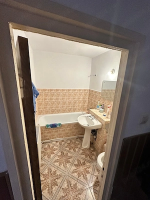 Se vinde apartament cu 3 camere in Comanesti, et.4 - imagine 8