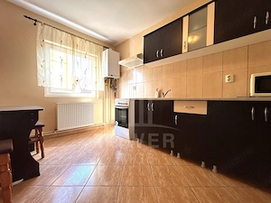 Apartament cu 3 camere, 2 băi și loc de parcare în curte – Turnișor