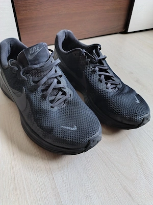 Adidasi Nike Revolution 8 Men's Road Running Shoes, Size 44