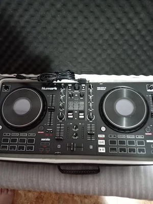 Numark Mixtrack Platinum FX DJ Controller - cu Ecran,NOUA.1400 .