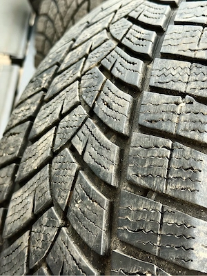 4 anvelope de iarna 235/65/17  2xBridgestone + 2xGoodYear DOT 2023 ca NOI - imagine 4