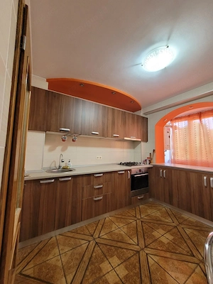 Apartament 3 camere cu parcare de inchiriat- strada De mijloc - imagine 3