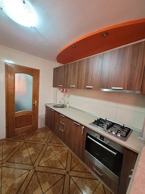 Apartament 3 camere cu parcare de inchiriat- strada De mijloc - imagine 4