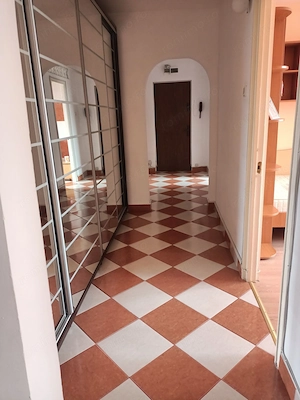 Ofer spre închiriere apartament cu trei camere.