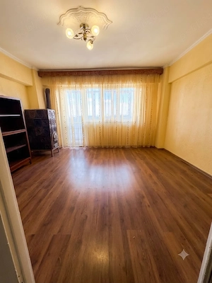 Proprietar   Vând apartament 2 camere, bloc renovat recent (Str. Doinei, vis-a-vis de Gară)