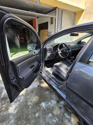 Vand Volkswagen Golf 5, unic proprietar, 29000km,pe benzina.pret 6.900 euro negociabil - imagine 2