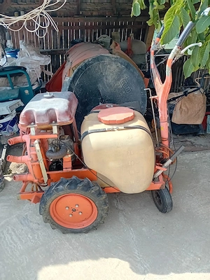 Tractor de stropit pomi 