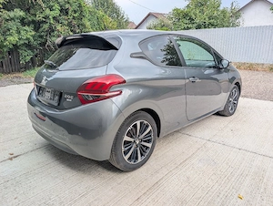 Peugeot 208 1.4hdi 2014 Automat , 208k, 3 uși 4990 euro - imagine 2