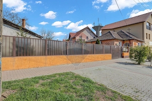 Oportunitate rară în Chișineu-Criș: locuință și spații comerciale - imagine 3