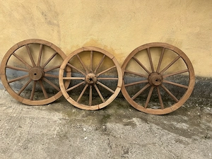 Roti de lemn lucrate manual vechi 
