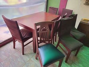 set masa lemn cires si scaune cires si piele verde