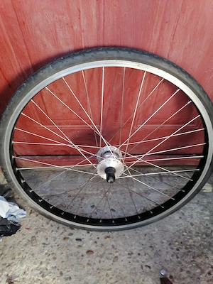 roata fata bicicleta  semicursa cu cauciuc brut si dinam  incorporat de 26 inchi