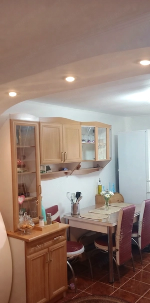 Vânzare apartament 3 camere, parter, 64 mp + 4 mp balcon și pivniță (Pretabil spațiu comercial)   Sl - imagine 2