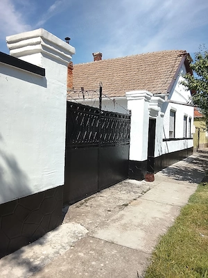 Casă de vânzare mobilată și utilată, cu interior renovat in anul 2025