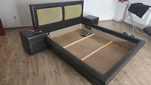 Vand pat de dormit 220 x 185 cm cu magazie de depozitare si comoda  TV