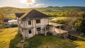 Casa 300mp, teren 1900 mp intravilan, 6 dormitoare, 2 garaje, Livada - imagine 5