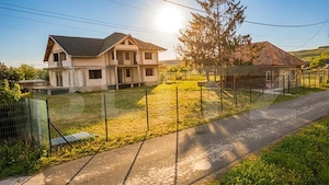 Casa 300mp, teren 1900 mp intravilan, 6 dormitoare, 2 garaje, Livada - imagine 9