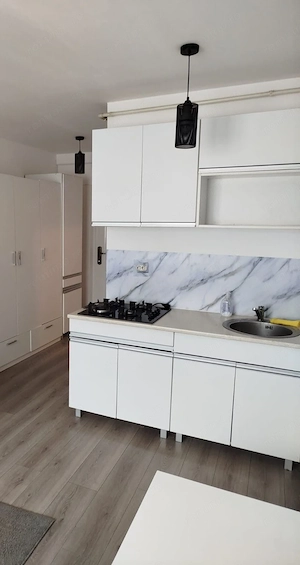 Închiriez cameră de cămin cu baie proprie, bucătărie și centrala termica proprie - imagine 2