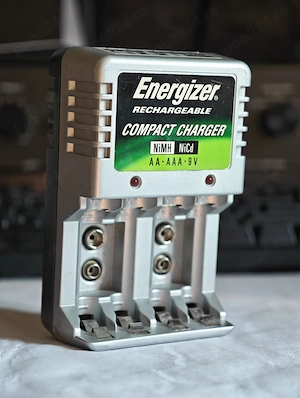 Energizer - încărcător acumulatori (baterii) AA. AAA și de 9V