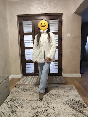 Haină de blană ecologică alb crem, elegantă.