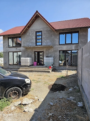 Casă de vânzare în satul Halanga, p+m, 3 dormitoare, 4 bai, bucatărie, 192 mp  amprentă,  curte + gr