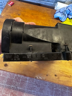 Capac carcasa filtru aer VW Passat B7 cod 3C0 129 607 BC