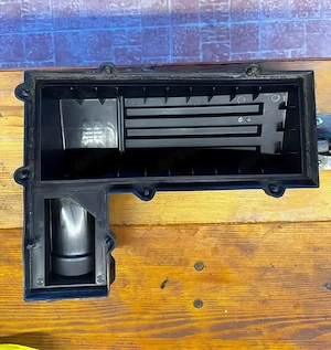 Capac carcasa filtru aer VW Passat B7 cod 3C0 129 607 BC - imagine 2