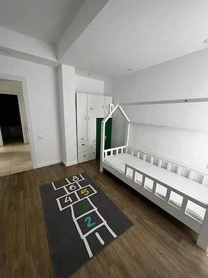 De Închiriat Apartament 3 camere in Cosmopolis