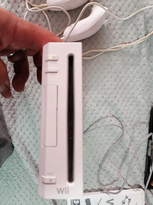 consola de  joc WII cu accesorii si 4  jocuri incluse