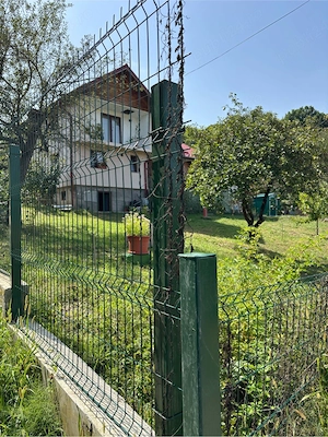 casa , curte , livada cu pomi fructiferi. zona langa padure , aproape de intratea pe autostrada.