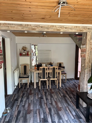 casa , curte , livada cu pomi fructiferi. zona langa padure , aproape de intratea pe autostrada. - imagine 6