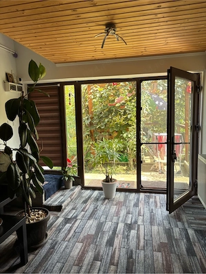 casa , curte , livada cu pomi fructiferi. zona langa padure , aproape de intratea pe autostrada. - imagine 3