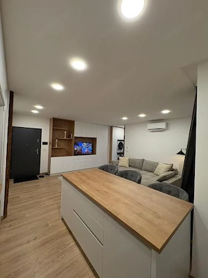 Inchiriez apartament central, parcare inclusa, dotari premium, prima inchiriere - imagine 9
