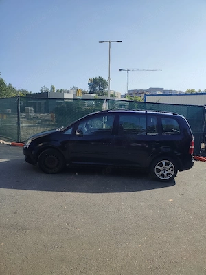 vând Volkswagen Touran 7 locuri motor de 1 9 dizel an 2005 - imagine 3