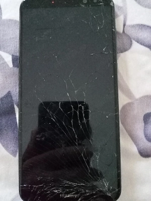 vând telefon are parola este pentru piese 