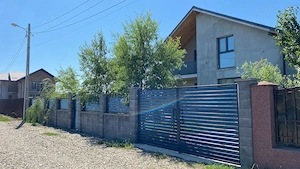 Vând casă P+1E, + 1 lot teren pentru construcție. Total teren 1000 mp. 