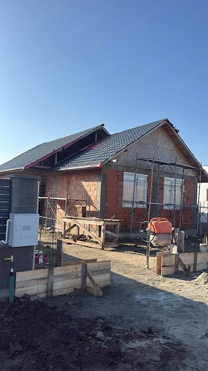 construim case la rosu si la gata