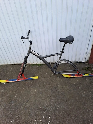 Bicicleta cu schiuri pentru schiori incepatori