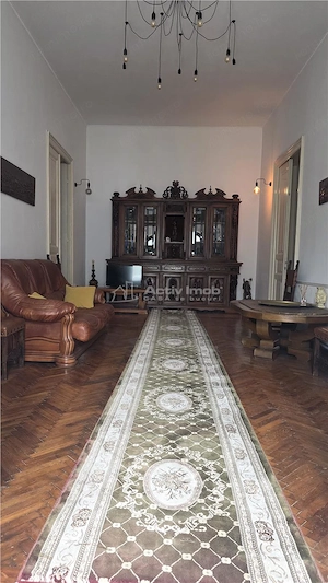 Casa cu etaj,teren 400 mp, pretabila : clinica, gradinita, birouri