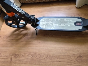 Trotineta cu suspensii si franare pe disc