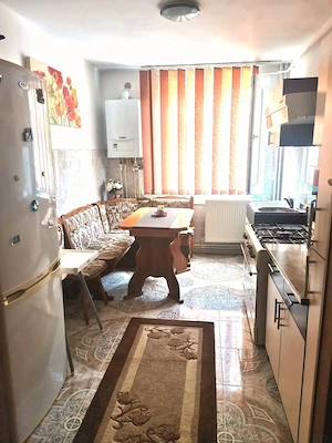 Schimb sau vand apartament decomandat 2 camere etaj 1  zona 1 Mai.