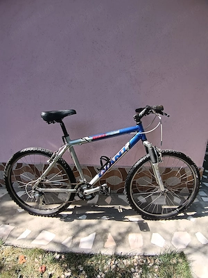 Bicicleta cu, cadru de aluminiu marca Giant