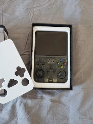 Consola portabilă retro R36S   Ecran IPS 3.5", mii de jocuri incluse, stare impecabilă
