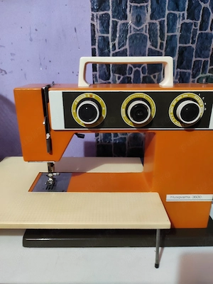 vând mașină de cusut electrica Husqvarna 3600 - imagine 2