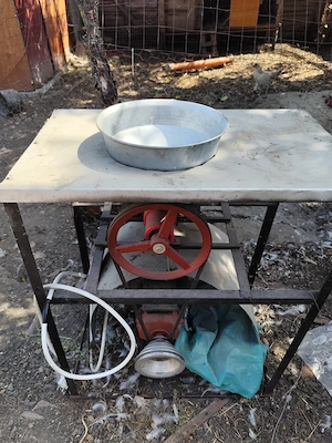 Vând mașina de tocat carne cu motor 3kw.