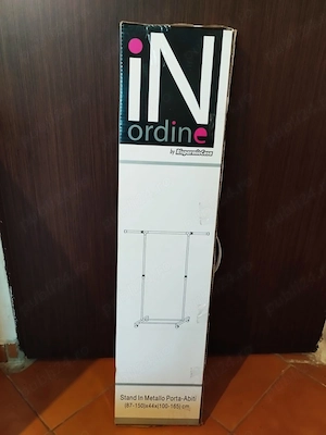 Stand de metal cu roti pentru haine 
