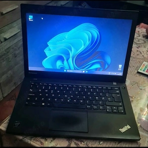 Laptop Lenovo Thinkpad i3 model T440 cu 2 baterii (6 ore) SSD 240 GB 8 GB rami